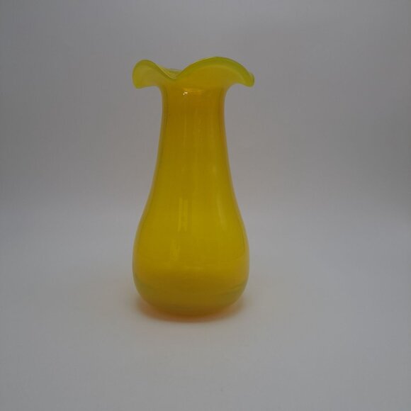 Vintage Yellow Blown Glass Vase With Ruffled Edge - Picture 3 of 10